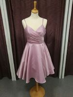 Lyhyt juhlamekko nro. 35 - koot 34, 36, 38, 40 ja 42, väri vaaleanpunaiseen taittava lila (mauve), materiaali satiini - hinta 179€